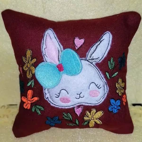 Stickdatei Hase mit Blumen Applikation