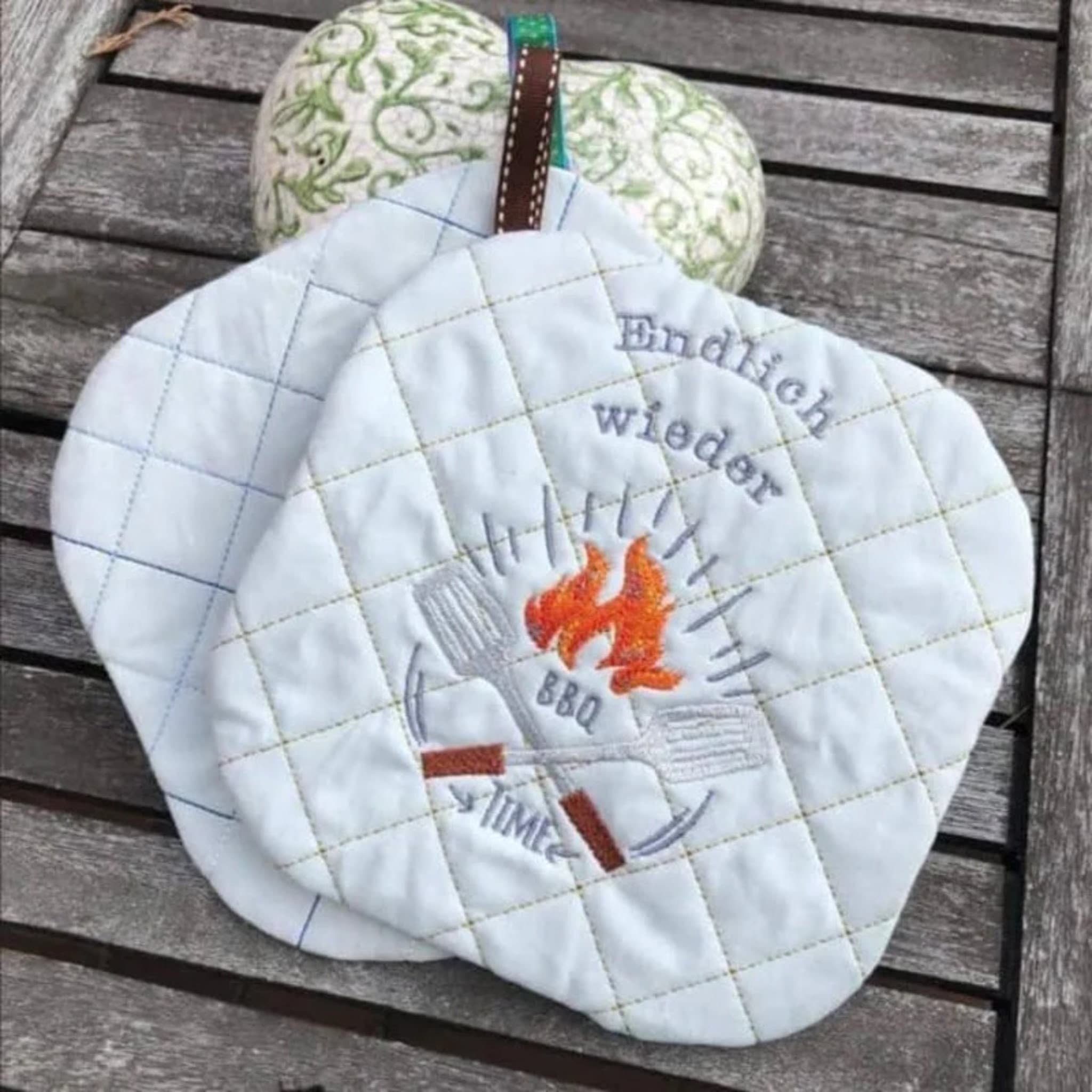 ITH Topflappen Stickdatei Blanko - Topfi komplett im Rahmen sticken mit Wendeöffnung, perfekt für Küche und Grillen