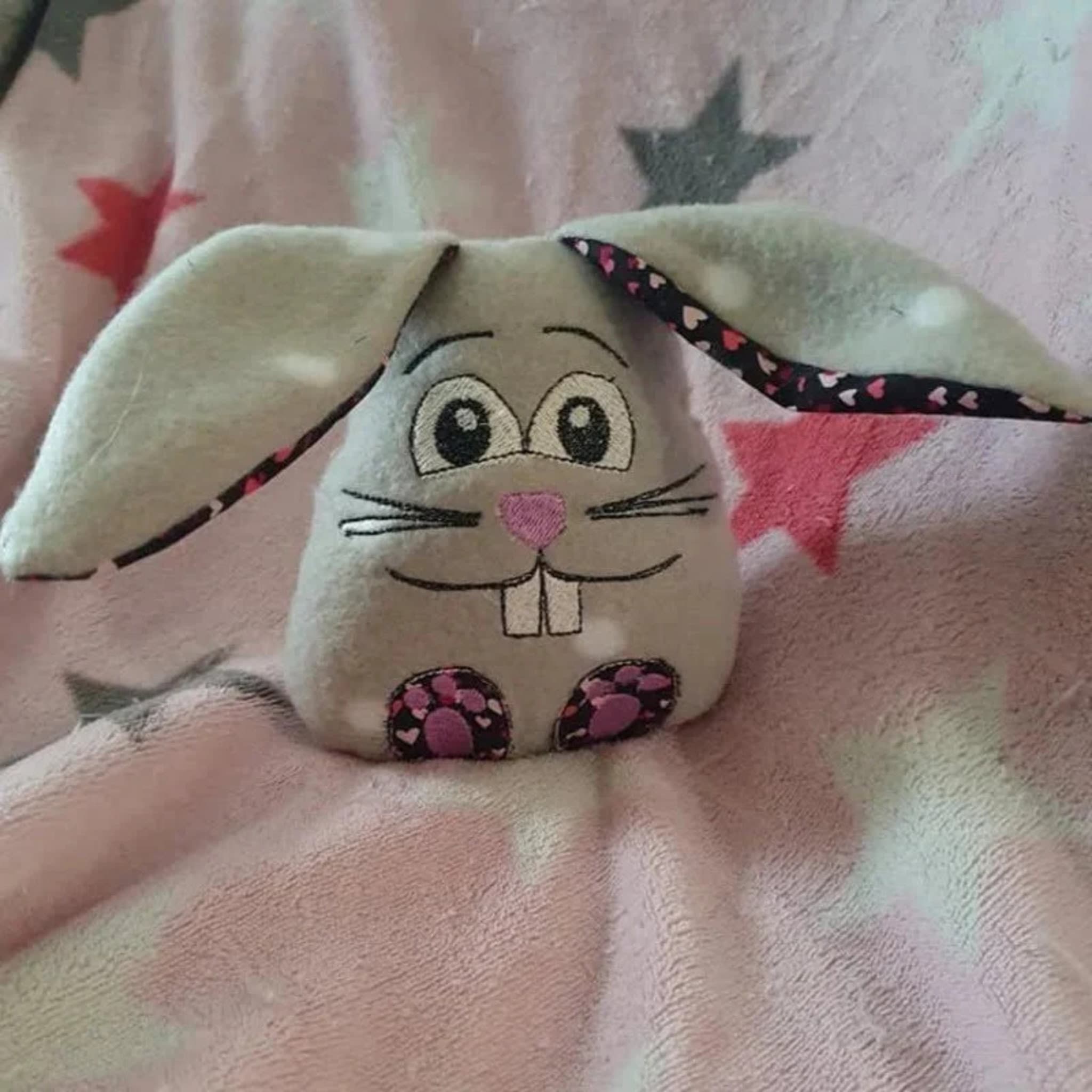 ITH Kuschelhase Mümmel Stickdatei - Süßes Kuscheltier komplett im Rahmen sticken, perfekt als Babygeschenk, Körnerkissen und Ostergeschenk