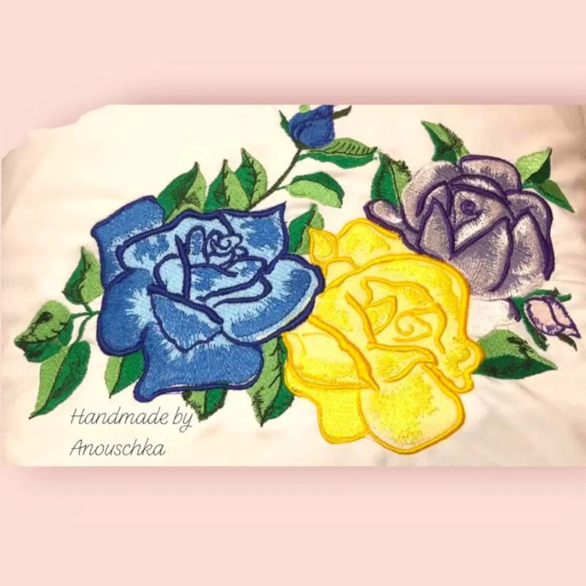 Detailreiches Rosen Arrangement Stickmuster mit drei Blüten und Knospen für Stickmaschine, Premium-Qualität nach lajana Gemälde