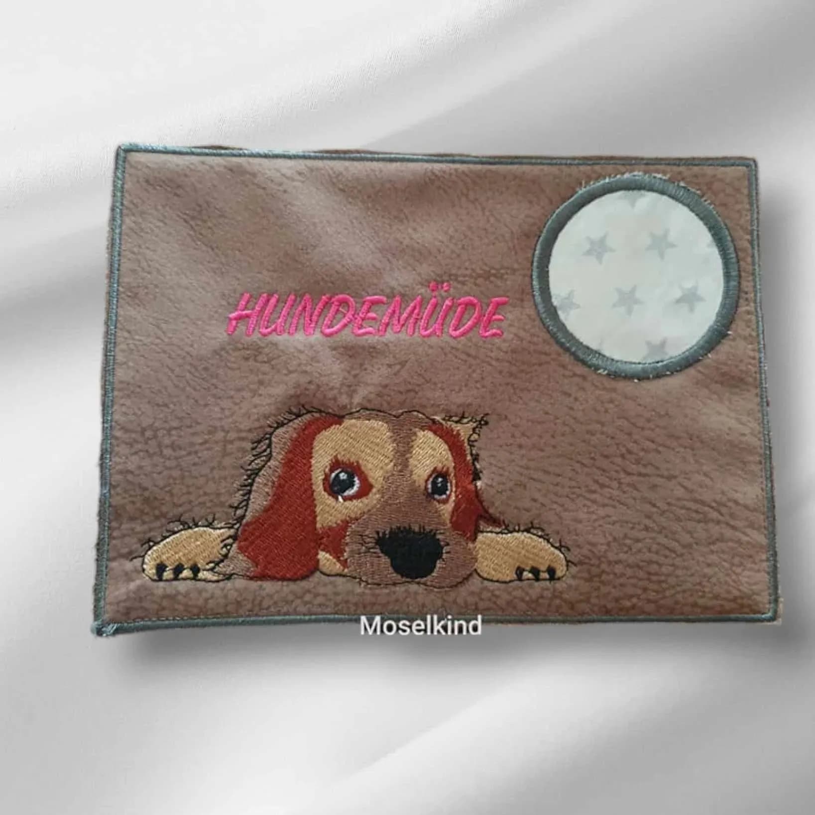 Stickdatei Hund mit Schriftzug Hundemüde