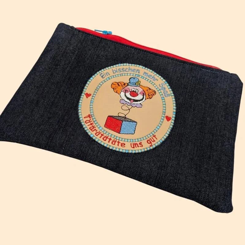 ITH Stickdatei Plakette und Stickdatei Clown in Kiste