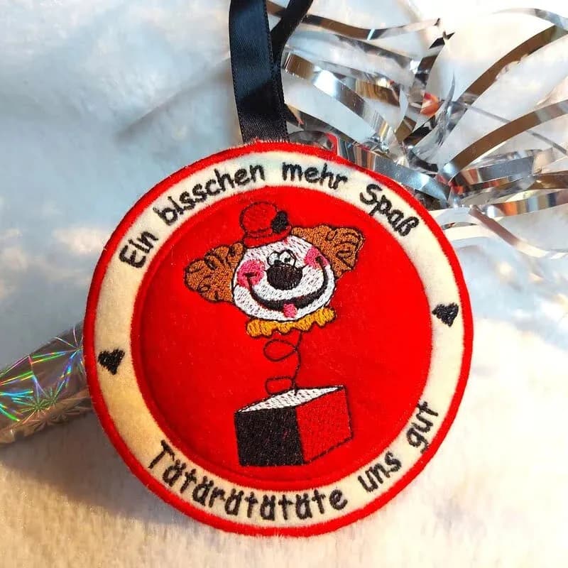 ITH Stickdatei Plakette und Stickdatei Clown in Kiste