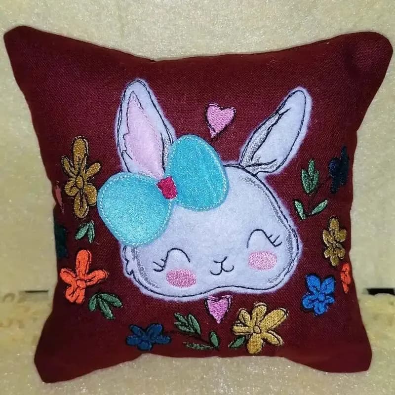 Stickdatei Hase mit Blumen Applikation