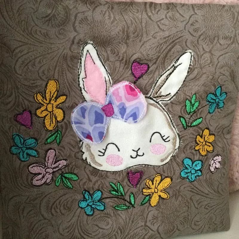 Stickdatei Hase mit Blumen Applikation