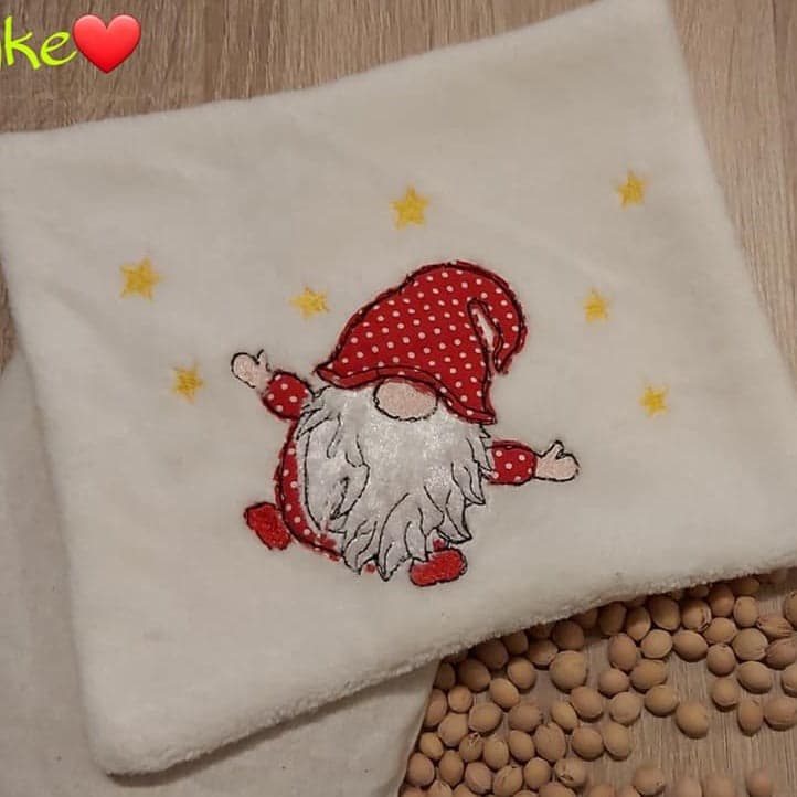 Zirkus-Gnome Stickmotiv – Lustiges Zirkusdesign für Stickmaschine