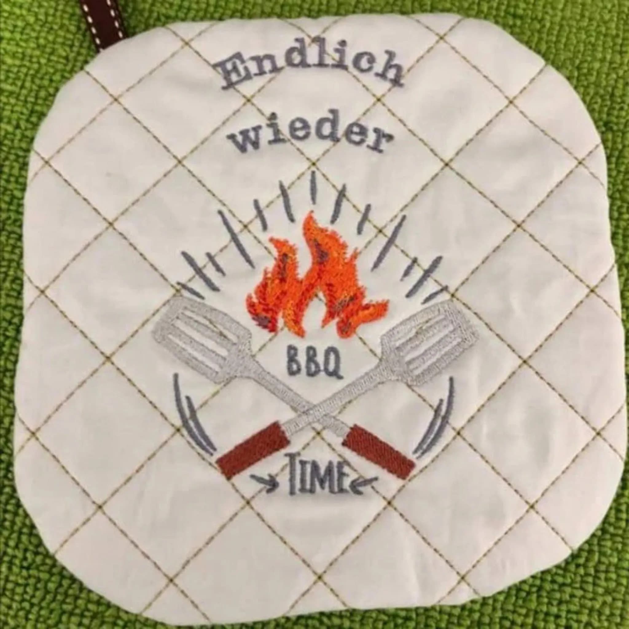 ITH Topflappen Stickdatei Blanko - Topfi komplett im Rahmen sticken mit Wendeöffnung, perfekt für Küche und Grillen