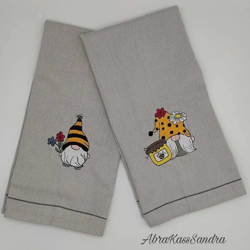 Frühlingswichtel Stickdatei mit 4 süßen Motiven - Honigtopf, Bienen, Blumen - Vollstick für Frühlingsdeko und Kindersachen - Sofort-Download