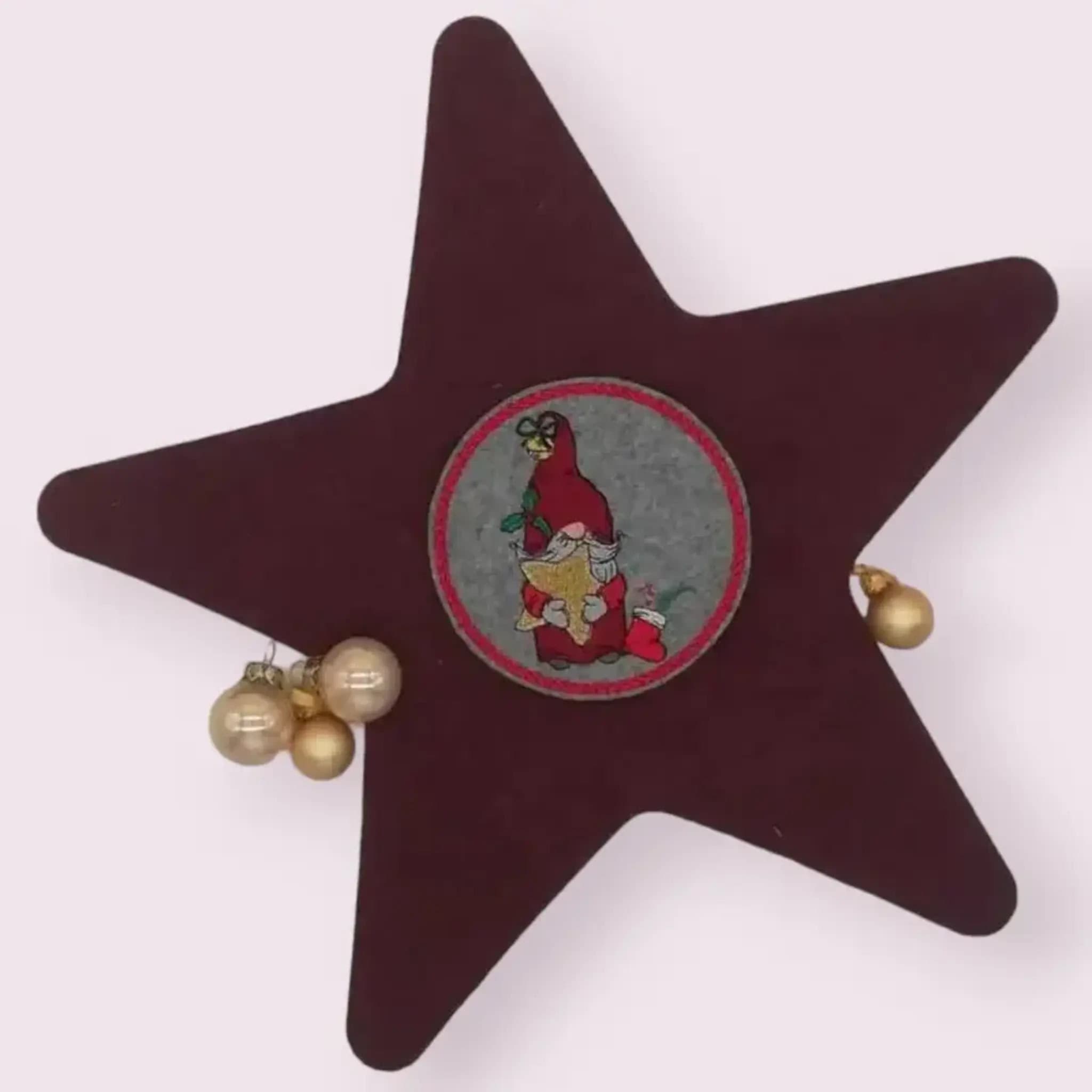 Wichtel Stickdatei Nikolaus mit Spruch - Süßer Nikolauswichtel mit deutschen und englischen Sprüchen für Utensilos, Taschen und Weihnachtsdeko