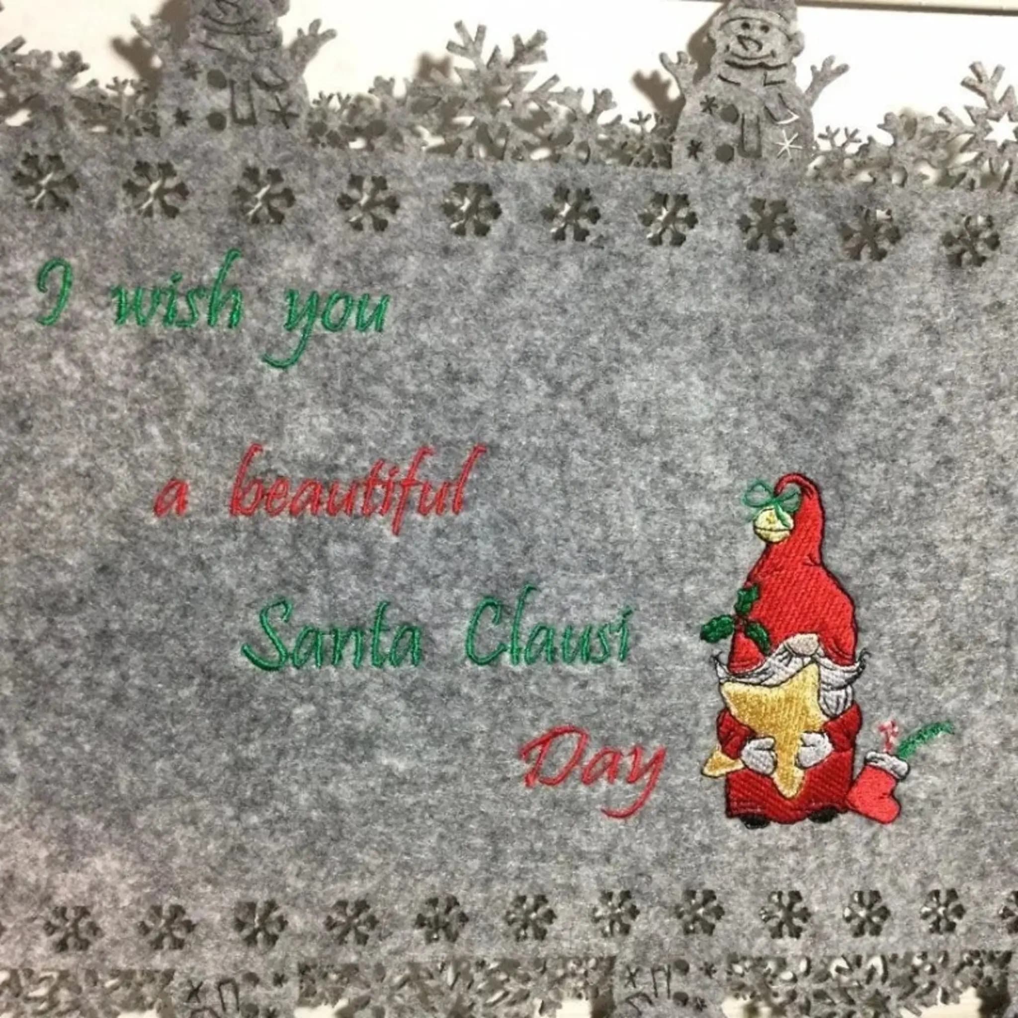 Wichtel Stickdatei Nikolaus mit Spruch - Süßer Nikolauswichtel mit deutschen und englischen Sprüchen für Utensilos, Taschen und Weihnachtsdeko