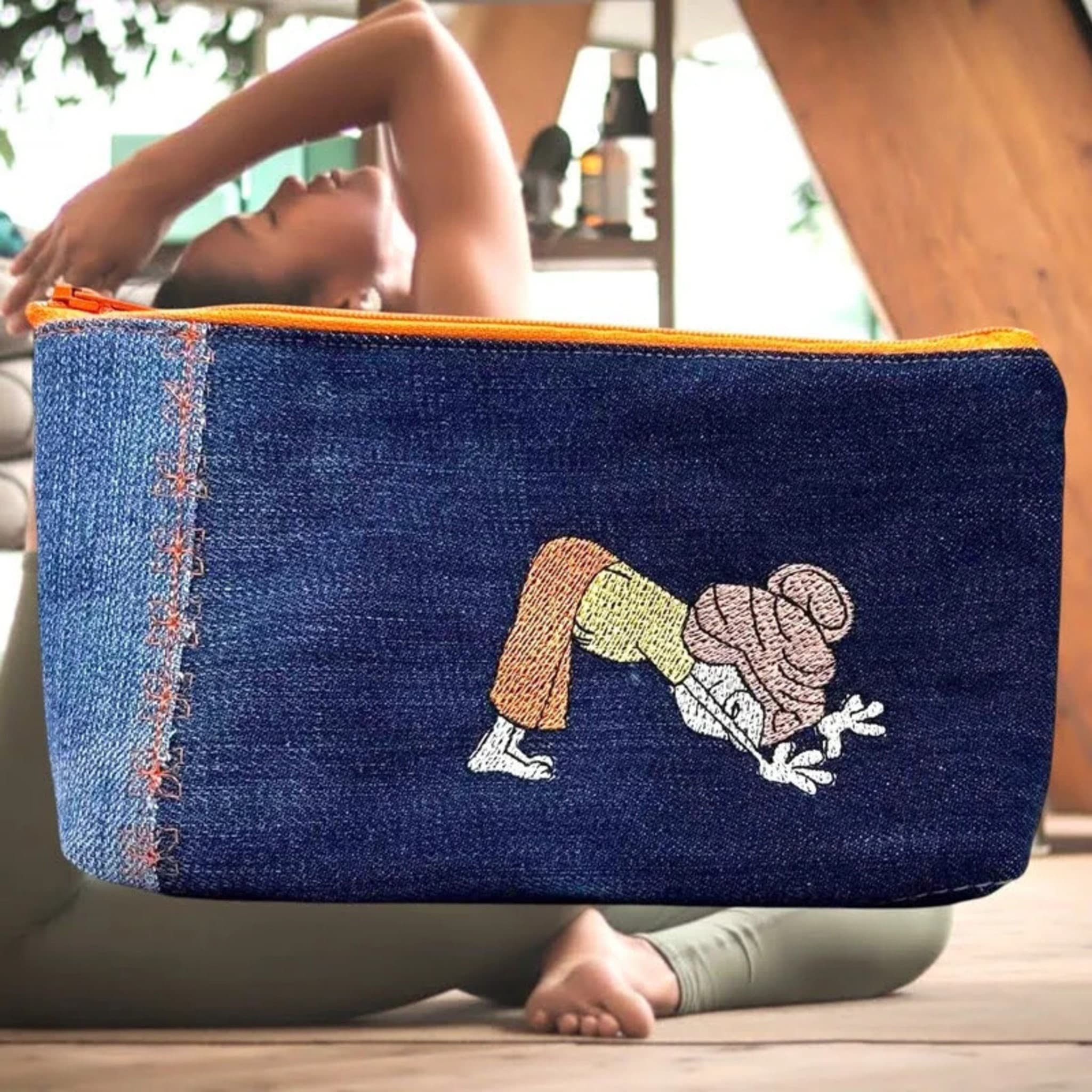 Wichtel Yoga Stickdatei frech - 3 witzige ITH Motive für Sport- und Yoga-Fans - 10x10cm, 13x18cm und Anhänger - Sofort-Download