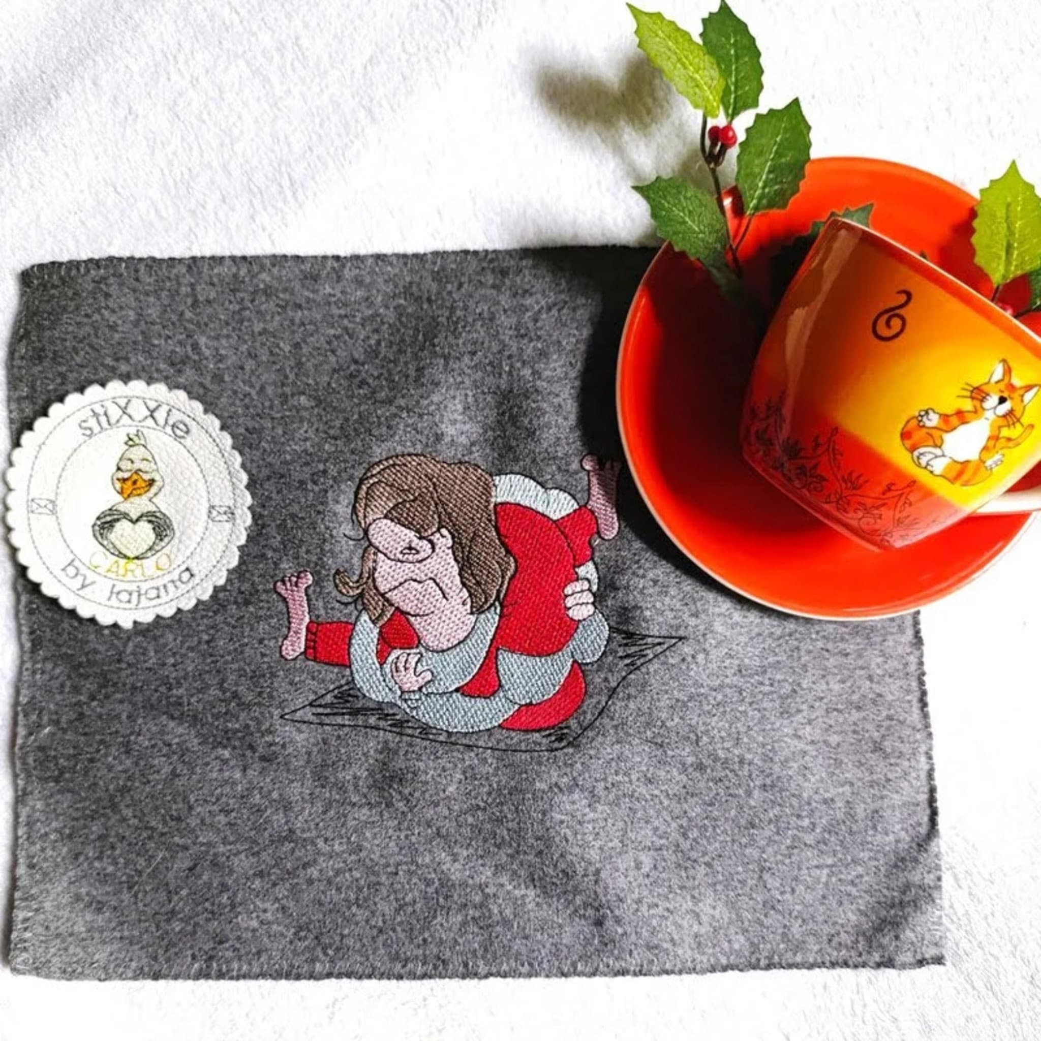 Wichtel Yoga Stickdatei frech - 3 witzige ITH Motive für Sport- und Yoga-Fans - 10x10cm, 13x18cm und Anhänger - Sofort-Download