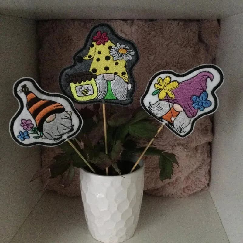 ITH Stickdatei Frühlingswichtel Stabfiguren