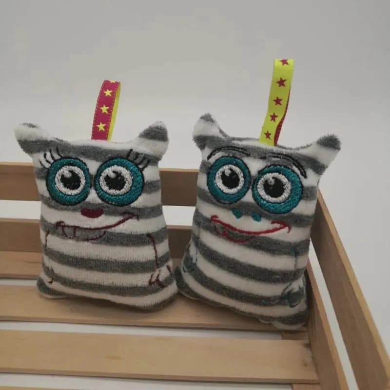 ITH Stickdatei Mini Kuschelmonster stiXX und StiXXie