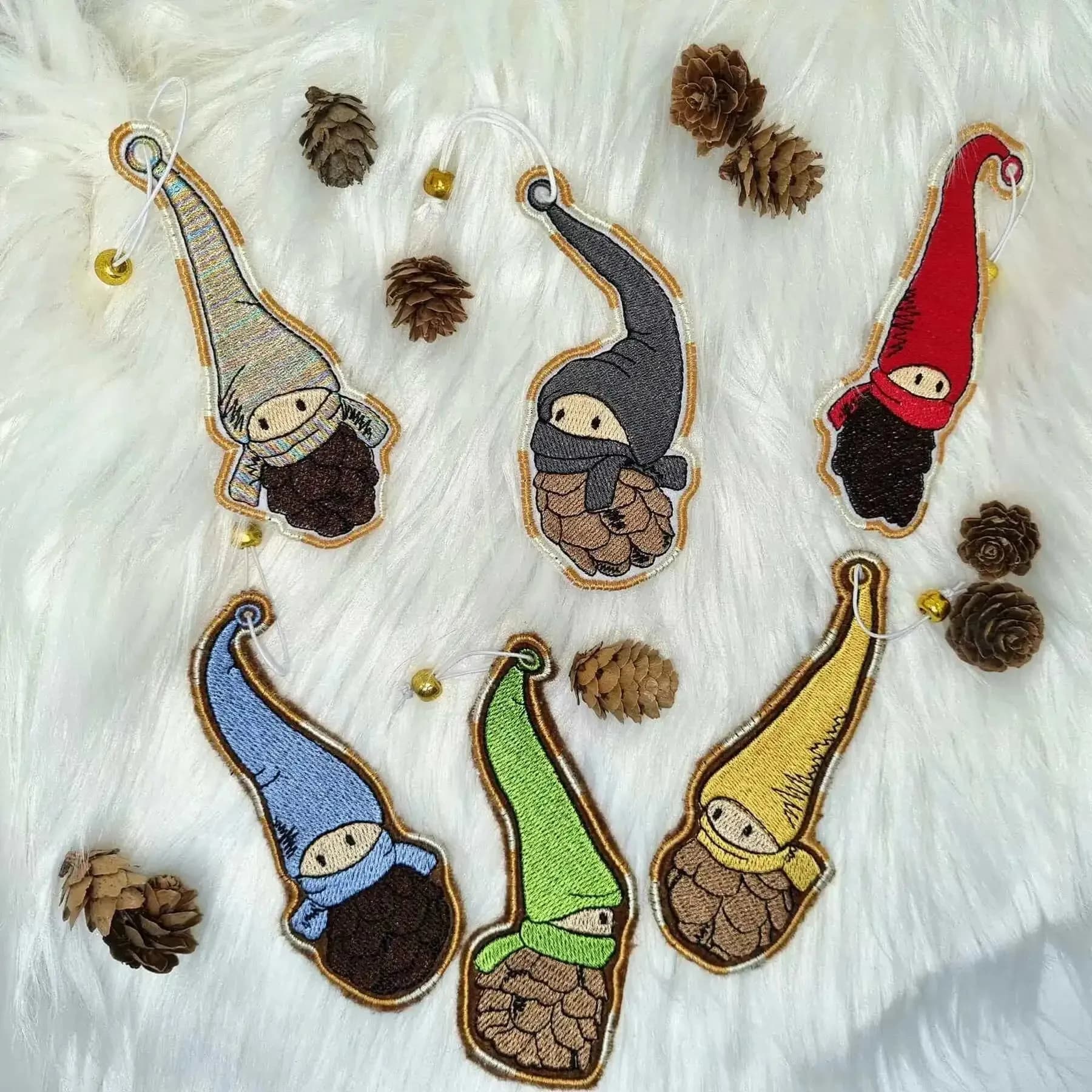 ITH Stickdatei Tannenzapfen Wichtel