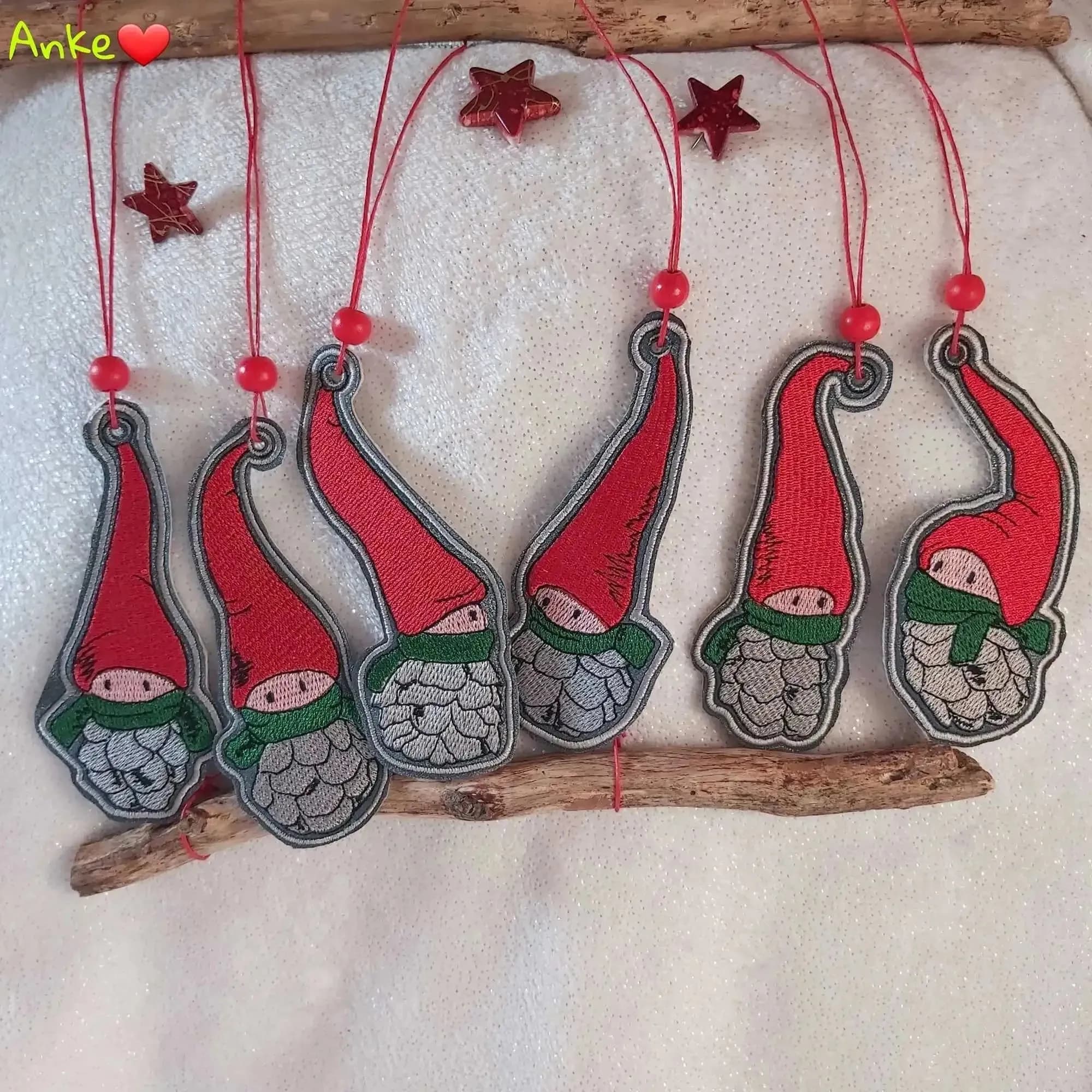 ITH Stickdatei Tannenzapfen Wichtel