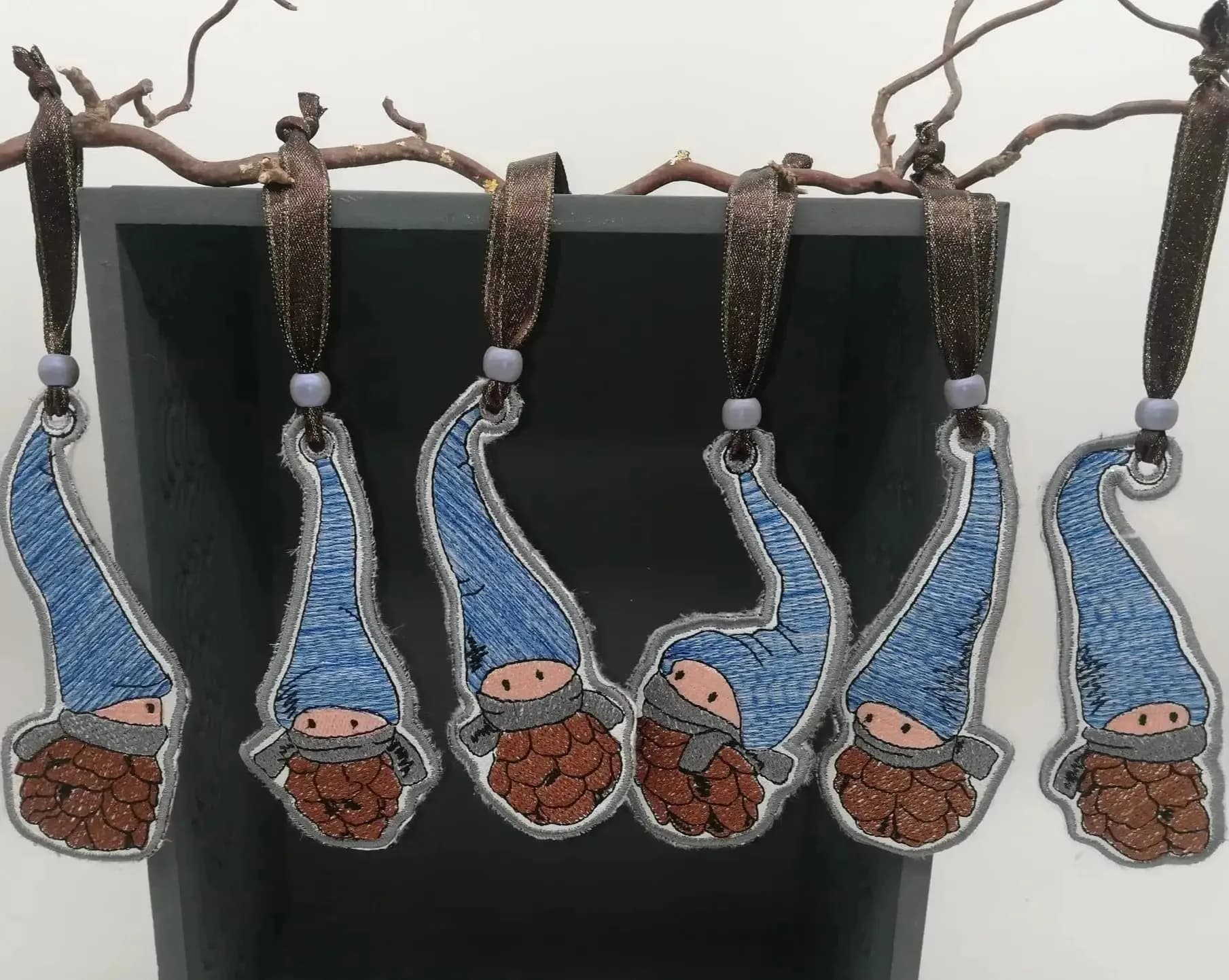 ITH Stickdatei Tannenzapfen Wichtel