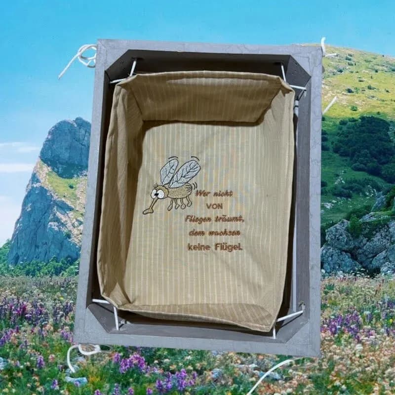 Stickdatei Fliege Marta mit Spruch