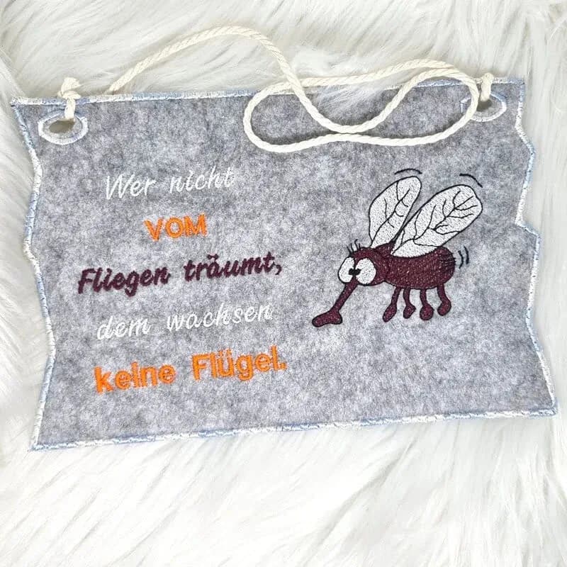 Stickdatei Fliege Marta mit Spruch