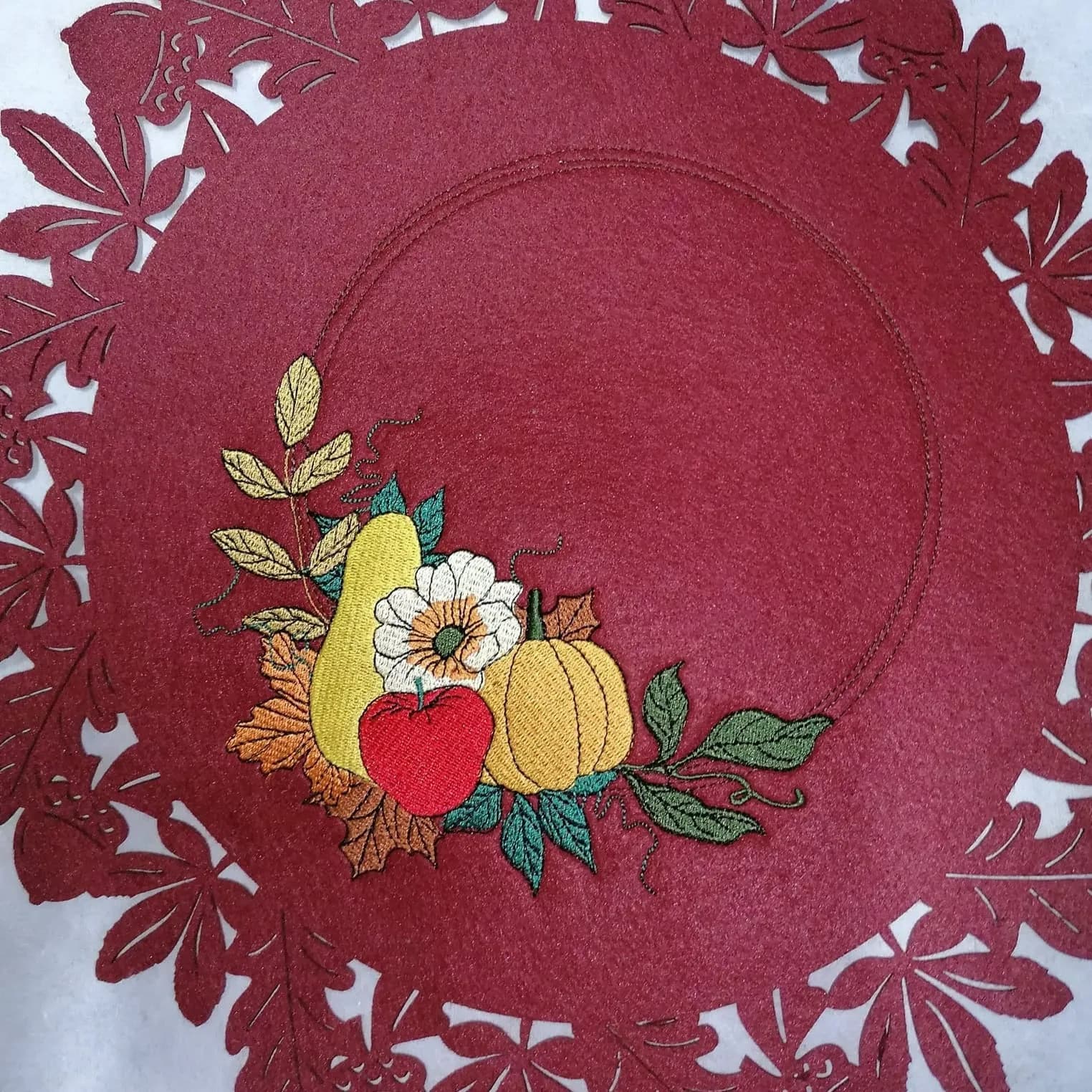 Stickdatei Herbstrahmen