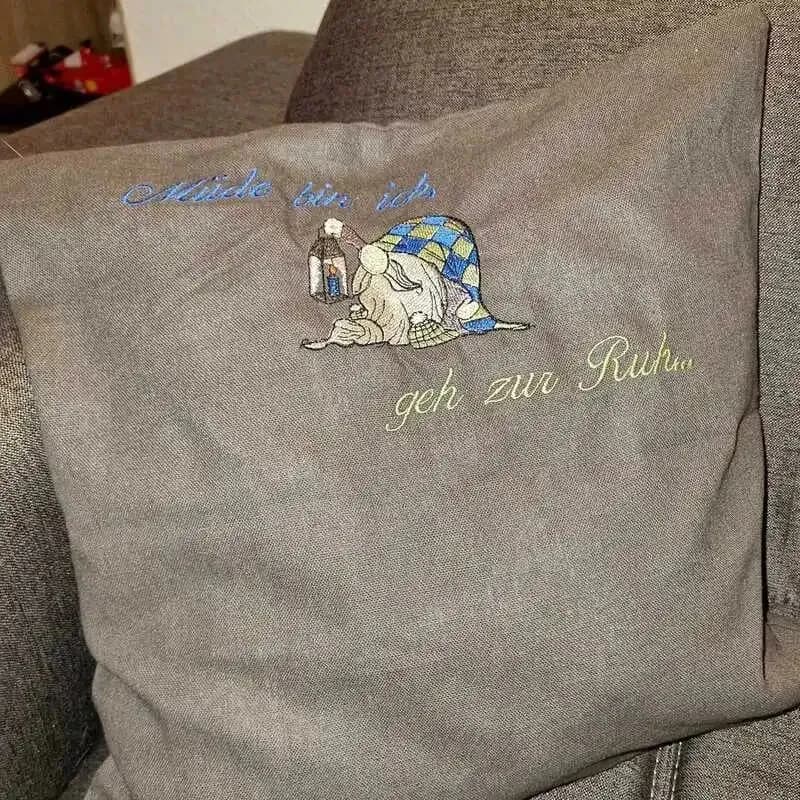 Stickdatei Schlaf- Wichtel mit Spruch