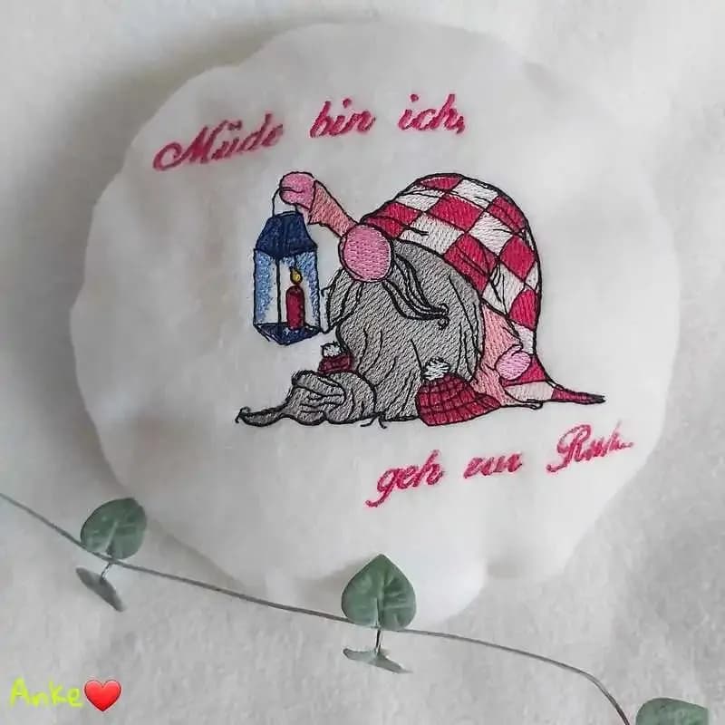 Stickdatei Schlaf- Wichtel mit Spruch