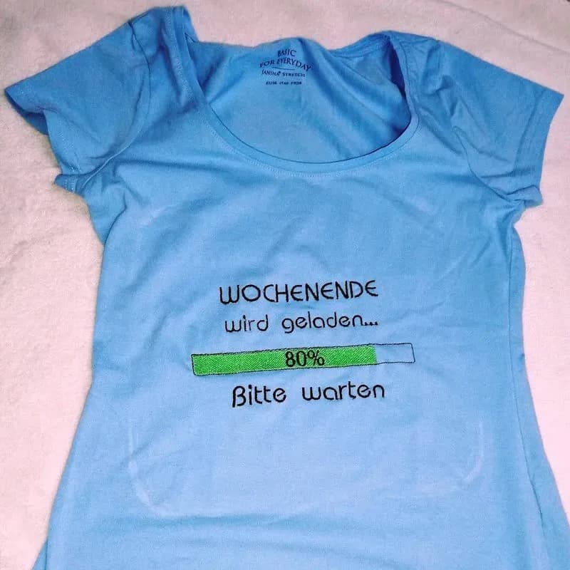 Stickdatei Spruch Wochenende wird geladen