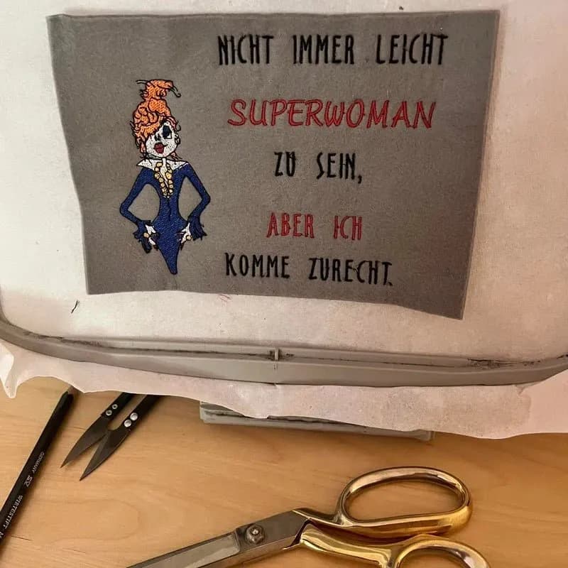 Stickdatei Superwoman mit Spruch