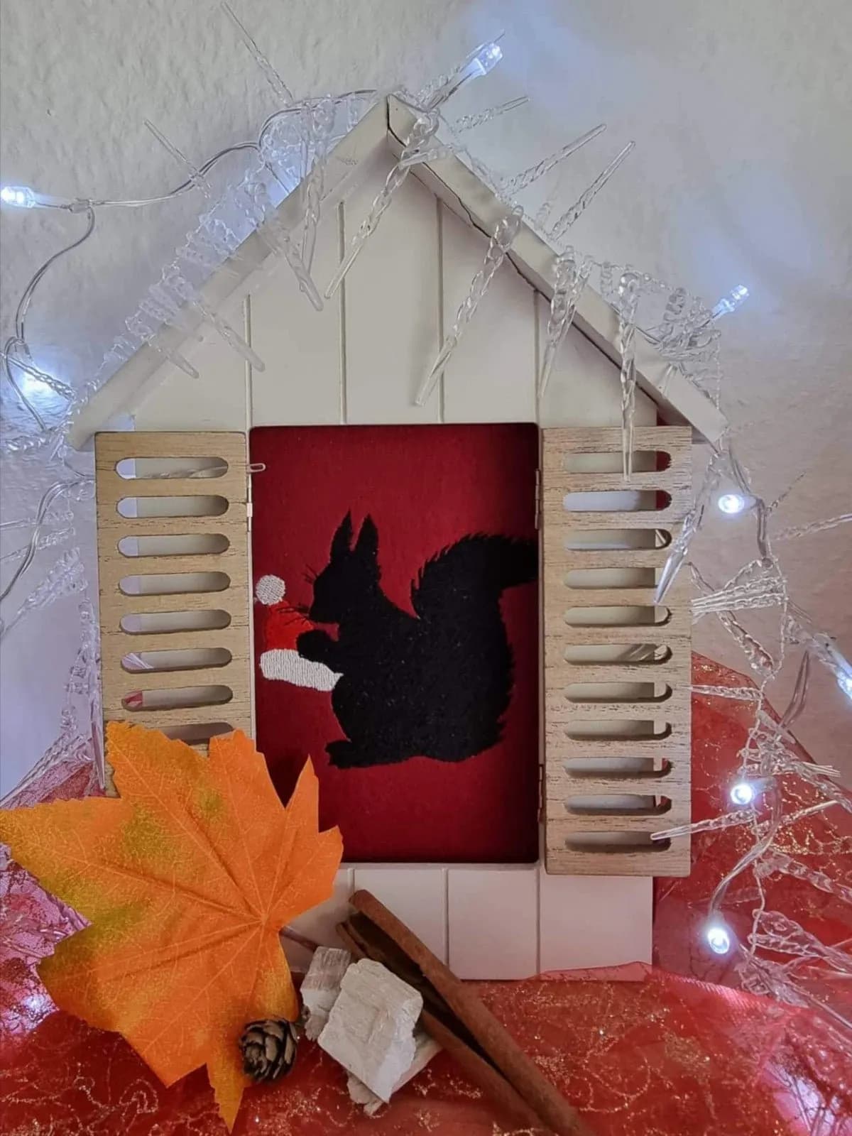 Stickdatei Eichhörnchen im Scherenschnitt-Stil