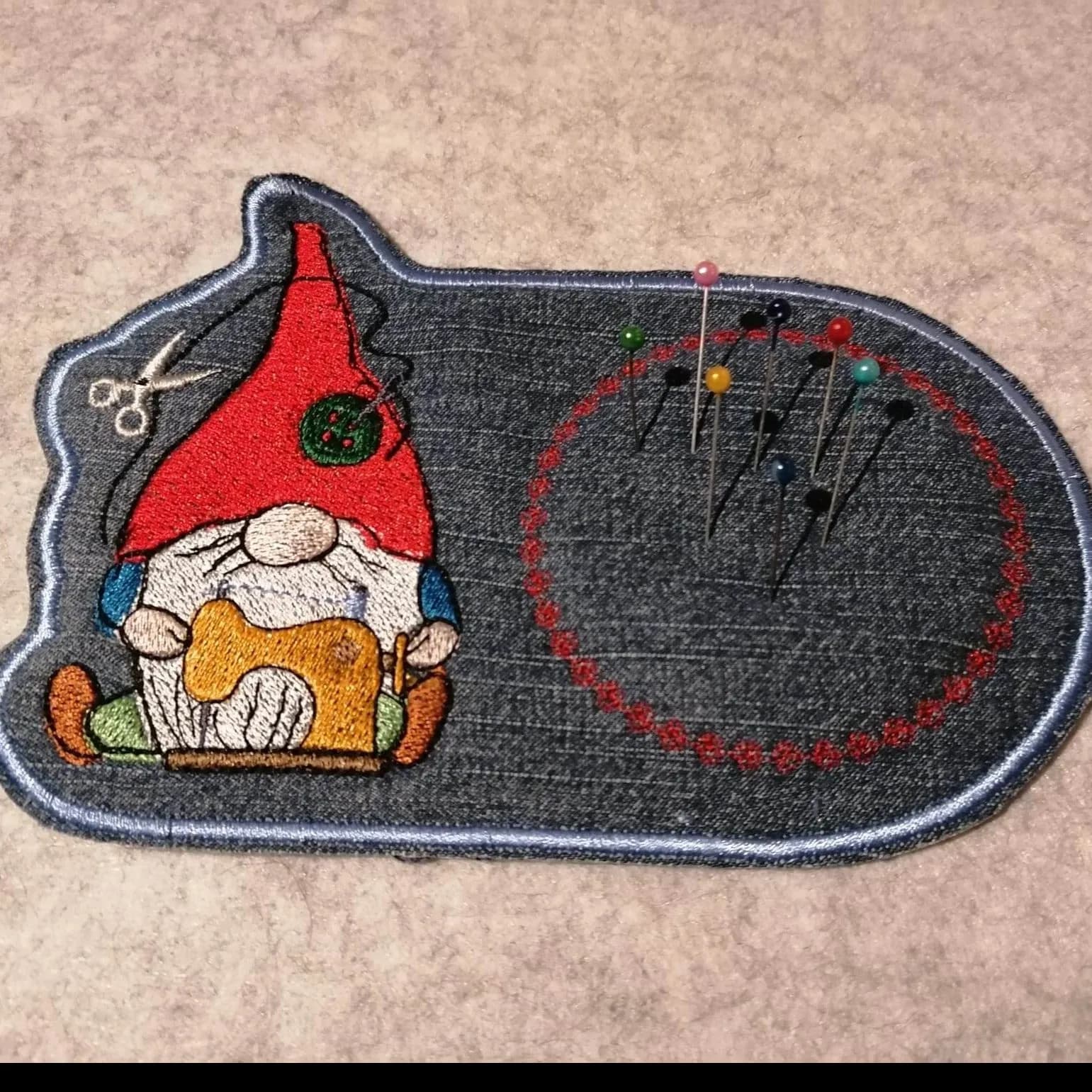 ITH Stickdatei Nadelkissen Nähwichtel